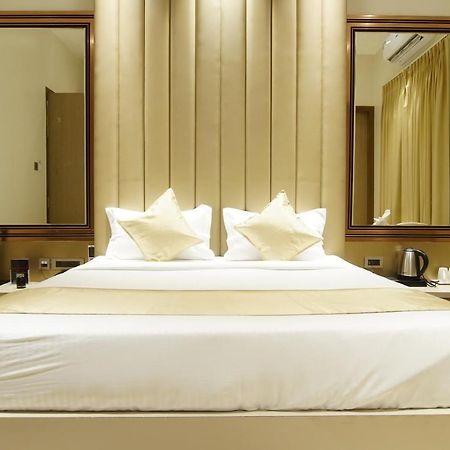 Red Orchid Hotel กานปูร์ ภายนอก รูปภาพ