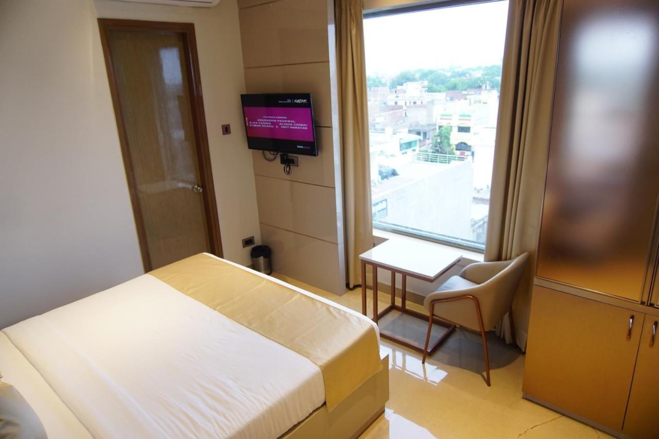Red Orchid Hotel กานปูร์ ภายนอก รูปภาพ