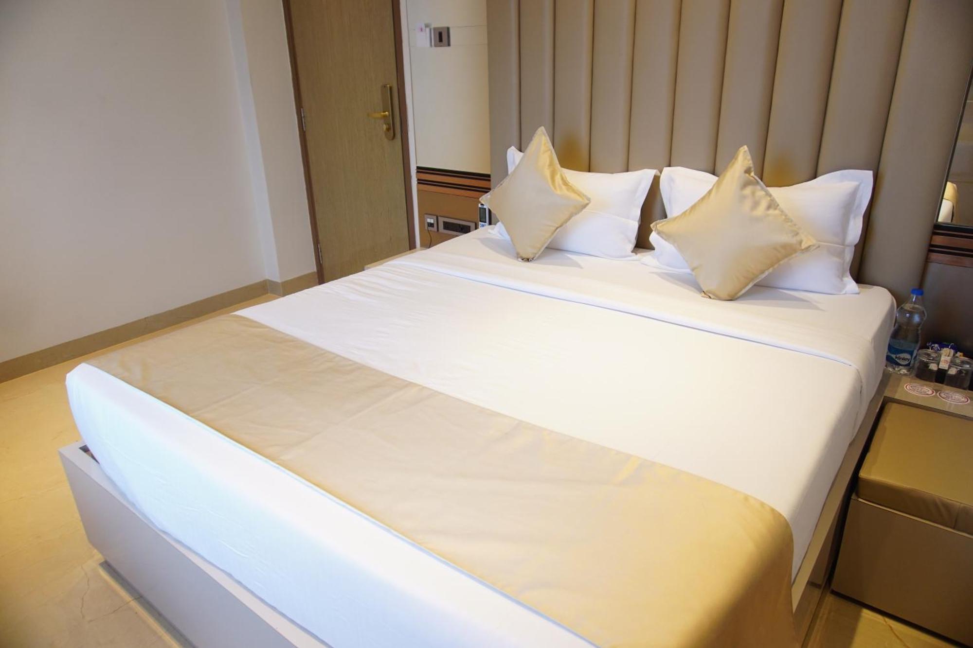 Red Orchid Hotel กานปูร์ ภายนอก รูปภาพ